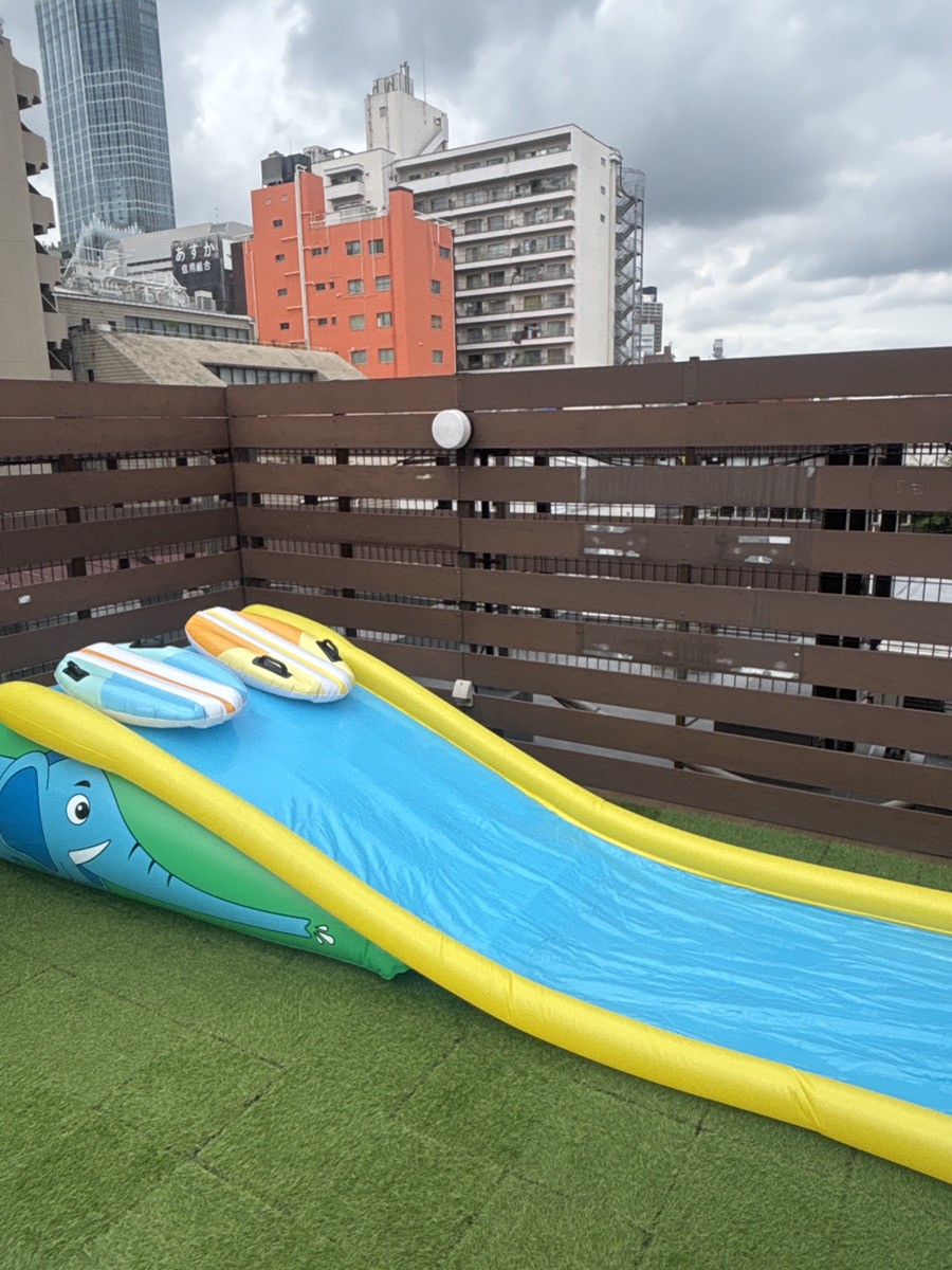 しゅみの森 東新宿店 屋上のミニじゃぶじゃぶ池に登場した人気の滑り台